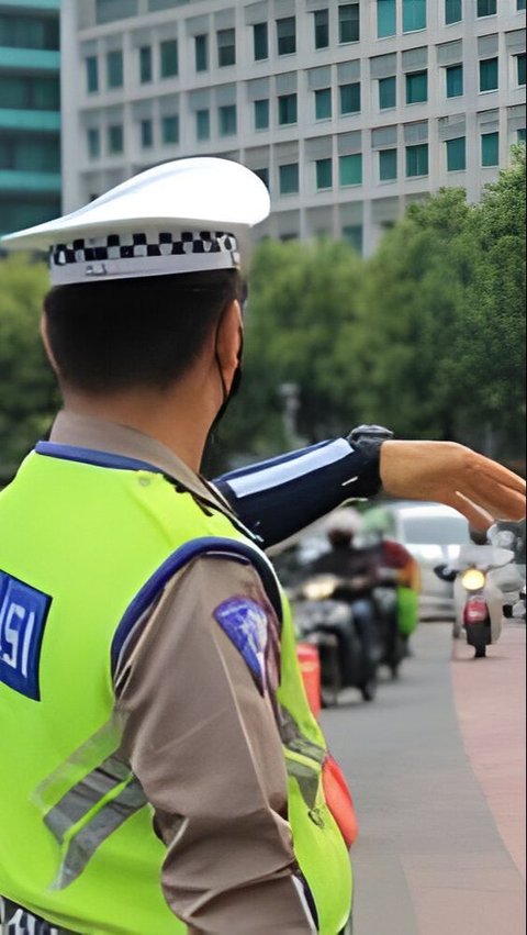 Viral Polisi Disoraki Warga Usai Ketahuan Tak Pakai Spion dan Pajak Mati Saat Tilang Warga