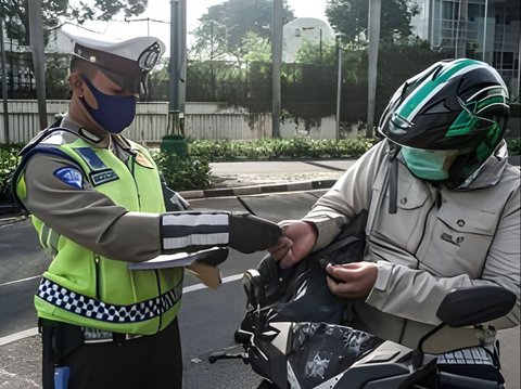 Police Viral Disrupted by Residents After Being Caught Not Using Mirrors and Having Dead Tax When Ticketing Residents