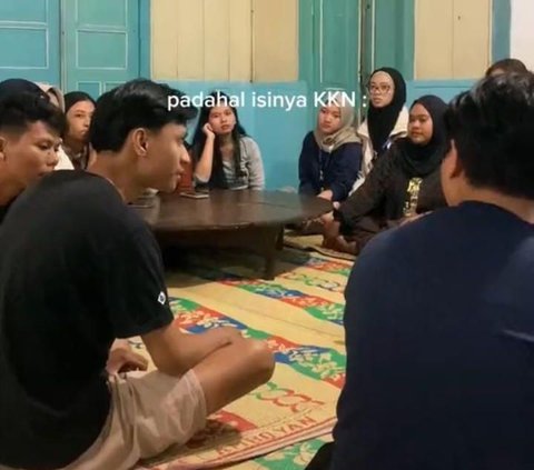 Momen Seru Mahasiswa KKN Beli Wortel Cabut Sendiri di Kebun, Satu Kilogram Cuma Rp5.000