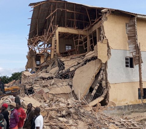 Sebuah tragedi memilukan terjadi di distrik Jos North, Negara Bagian Plateau, Nigeria, ketika sebuah gedung sekolah berlantai dua runtuh saat para siswa sedang mengikuti ujian. Foto: MUHAMMAD TANKO SHITTU / AFP<br>