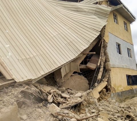 Badan Manajemen Darurat Nasional Nigeria (NEMA) mengonfirmasi bahwa setidaknya 40 siswa yang terjebak telah berhasil diselamatkan dan segera dilarikan ke rumah sakit setempat untuk mendapatkan perawatan medis. Foto: REUTERS / Joshua Inusa<br>