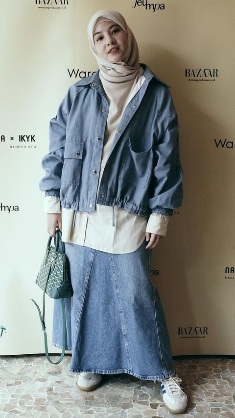  Casual Chic dengan Denim Biru Muda<br>