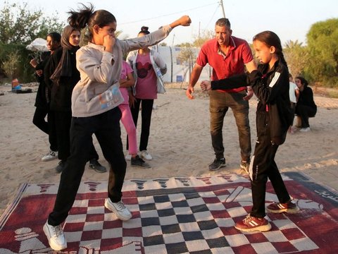 FOTO: Saat Bom Menghancurkan Gaza, Pelatih Tinju Ini Bertekad Beri Semangat Gadis-Gadis Palestina Melawan Ketakutan