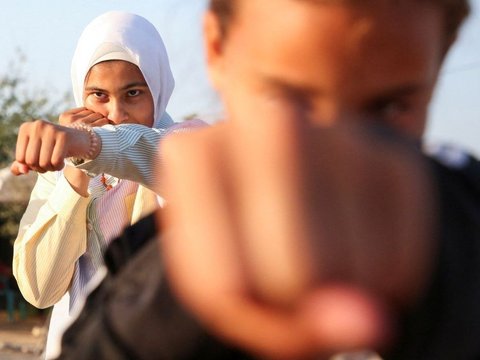 FOTO: Saat Bom Menghancurkan Gaza, Pelatih Tinju Ini Bertekad Beri Semangat Gadis-Gadis Palestina Melawan Ketakutan