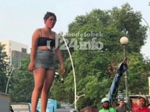 Viral Woman Talking on Top of a Car Causing Traffic Jam