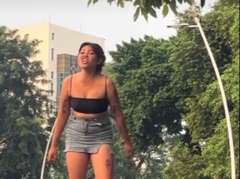 Viral Woman Talking on Top of a Car Causing Traffic Jam