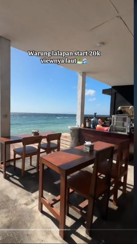 This Man Finds a Lalapan Stall by the Sea, Cheap Prices Despite the Luxurious View