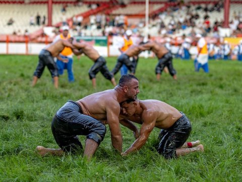 FOTO: Melihat Keunikan Kompetisi Gulat ala Turki, Licin dan Melelahkan