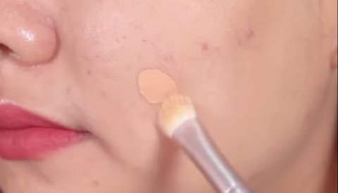 2. Flatten the Concealer Edge with a Brush