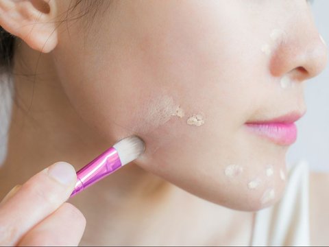 How to Use Concealer to Hide Acne, Make Your Face Look Smooth