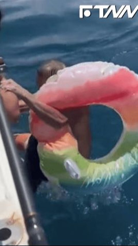 Fell Asleep While Relaxing, 58-Year-Old Man Drifted Out to Sea with Colorful Tire Float