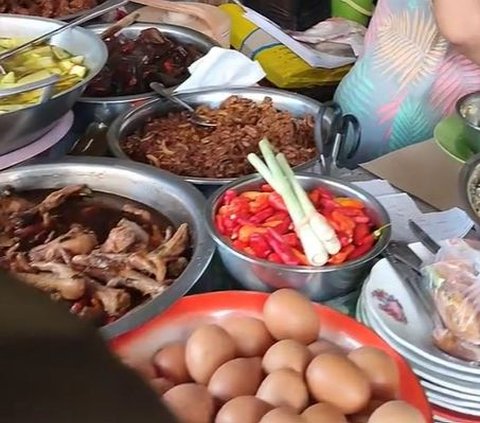 The Owner of the Stall is Immediately Feisty When Customers Arrive, Local Version of Karen's Diner