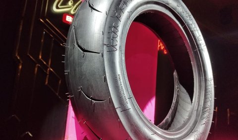 Ban V-Max Racing dengan ukuran 10 inci telah disiapkan untuk kebutuhan Vespa tahun ini. Satuannya dijual dengan harga Rp 550 ribu