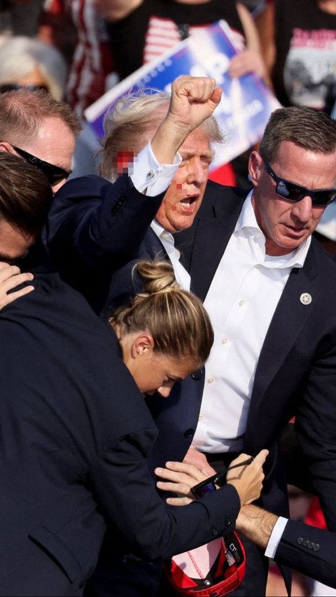 FOTO: Berdarah Akibat Ditembak, Donald Trump Tetap Berdiri Sampaikan Pidato Politik di Kampanye Pilpres AS