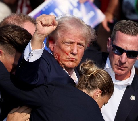 FOTO: Berdarah Akibat Ditembak, Donald Trump Tetap Berdiri Sampaikan Pidato Politik di Kampanye Pilpres AS