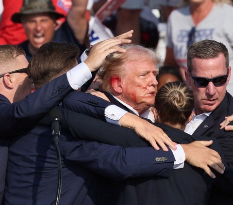 FOTO: Berdarah Akibat Ditembak, Donald Trump Tetap Berdiri Sampaikan Pidato Politik di Kampanye Pilpres AS