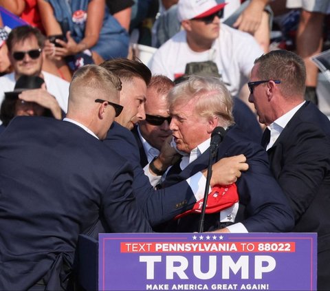 FOTO: Berdarah Akibat Ditembak, Donald Trump Tetap Berdiri Sampaikan Pidato Politik di Kampanye Pilpres AS