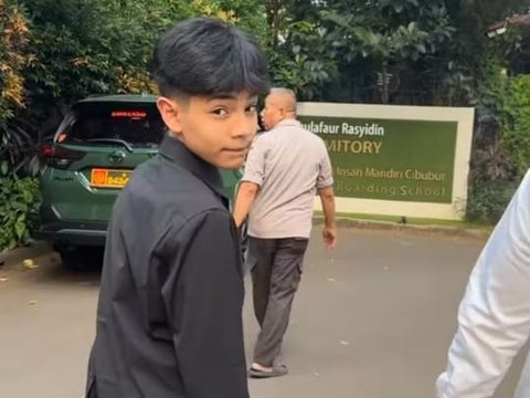 Potret Tommy Kurniawan dan Tania Nadira Kompak Antar Anak yang Akan Menimba Ilmu di Pesantren