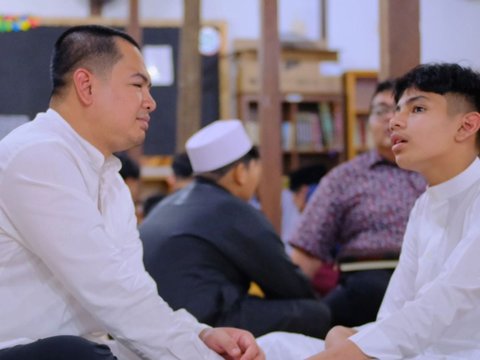 Potret Tommy Kurniawan dan Tania Nadira Kompak Antar Anak yang Akan Menimba Ilmu di Pesantren