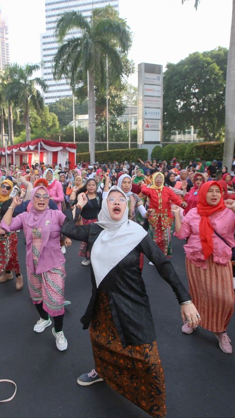 FOTO: Keseruan Menari Poco-Poco Berbalut Kebaya di CFD Jakarta