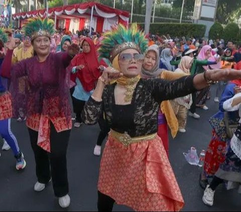 Sejumlah perempuan meramaikan 'Gebyar Poco-Poco dan Berkebaya Nasional' selama Hari Bebas Kendaraan Bermotor (atau Car Free Day (CFD) di Bundaran HI, Jakarta, Minggu (14/7/2024). Kegiatan menari poco-poco dalam balutan kebaya ini diadakan untuk menyambut puncak perayaan Hari Kebaya Nasional yang ditetapkan pada 24 Juli. Foto: Liputan6.com/Herman Zakharia