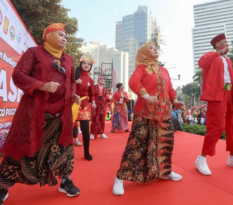 FOTO: Keseruan Menari Poco-Poco Berbalut Kebaya di CFD Jakarta