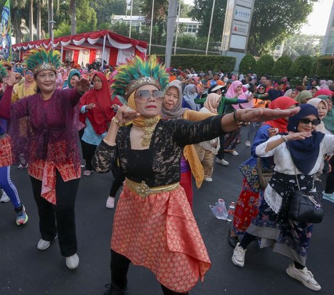 FOTO: Keseruan Menari Poco-Poco Berbalut Kebaya di CFD Jakarta