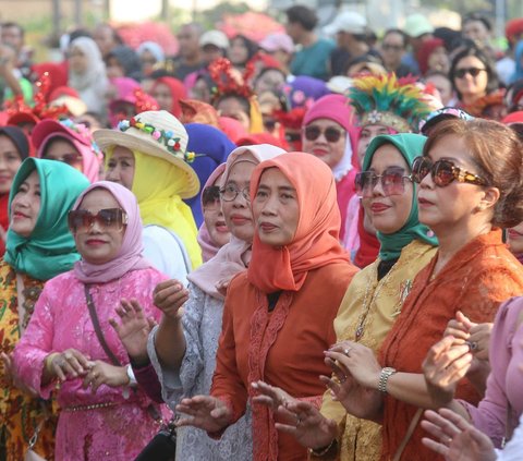 FOTO: Keseruan Menari Poco-Poco Berbalut Kebaya di CFD Jakarta