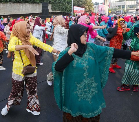 FOTO: Keseruan Menari Poco-Poco Berbalut Kebaya di CFD Jakarta