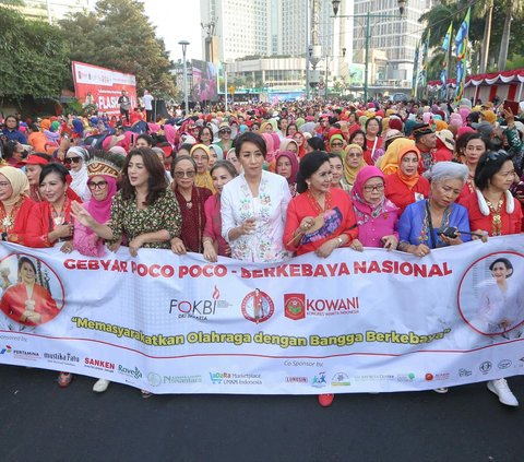 FOTO: Keseruan Menari Poco-Poco Berbalut Kebaya di CFD Jakarta