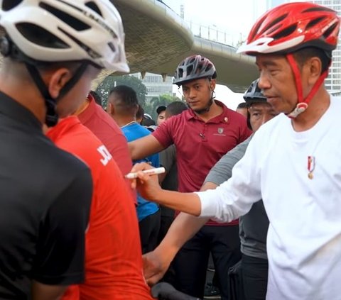 Momen Akrab Jokowi Bersama Warga Jakarta di CFD, Sampai Tanda Tangan Baju