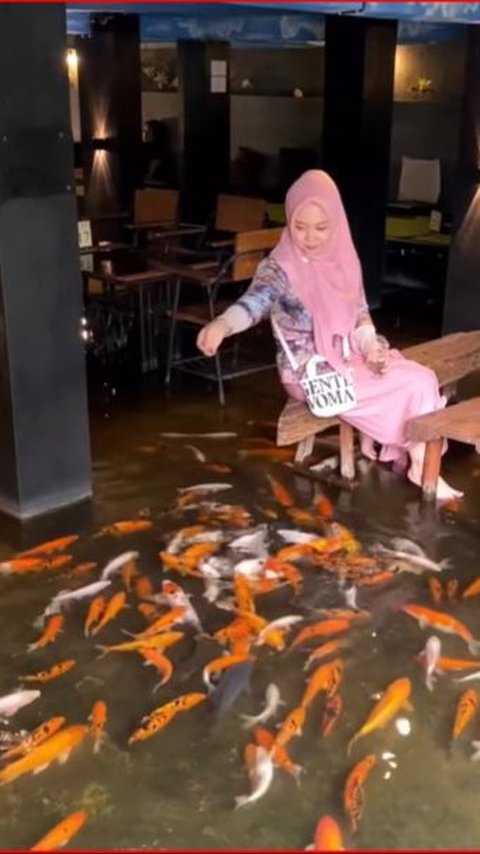 Unik, Rumah Makan di Klaten Ini Tawarkan Sensasi Kulineran di Tengah Kolam Ikan Koi