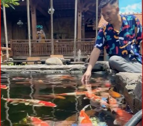 Unik, Rumah Makan di Klaten Ini Tawarkan Sensasi Kulineran di Tengah Kolam Ikan Koi