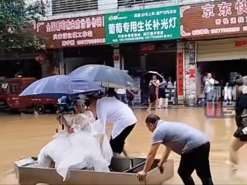 Unforgettable! This Bride and Groom Were Brought in a Fire Truck and Boat on Their Wedding Day Due to Flooding