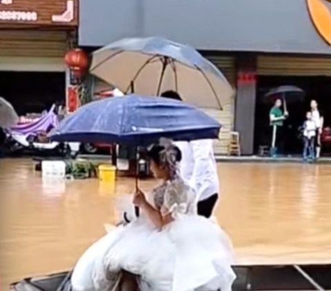 Unforgettable! This Bride and Groom Were Brought in a Fire Truck and Boat on Their Wedding Day Due to Flooding