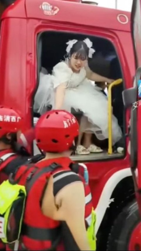 Unforgettable! This Bride and Groom Were Brought in a Fire Truck and Boat on Their Wedding Day Due to Flooding