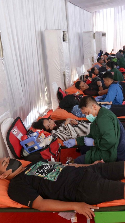 FOTO: Hari Donor Darah Sedunia, Ratusan Warga Donorkan Darah Secara Massal di Jakarta