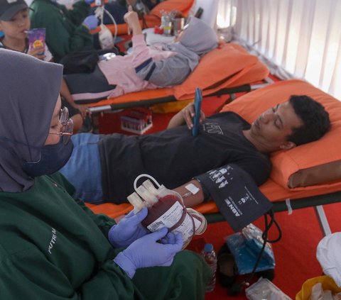 Warga mendonorkan darahnya saat peringatan Hari Donor Darah Sedunia di Jakarta, Minggu (14/7/2024). Peringatan tersebut mengangkat tema 'Merayakan 20 Tahun Memberi: Terima Kasih Pendonor Darah'. Foto: Liputan6.com/Herman Zakharia