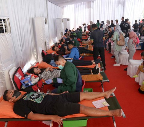 FOTO: Hari Donor Darah Sedunia, Ratusan Warga Donorkan Darah Secara Massal di Jakarta