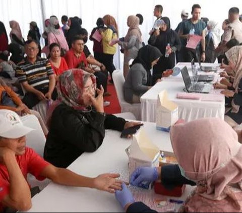 FOTO: Hari Donor Darah Sedunia, Ratusan Warga Donorkan Darah Secara Massal di Jakarta