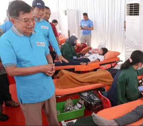 FOTO: Hari Donor Darah Sedunia, Ratusan Warga Donorkan Darah Secara Massal di Jakarta