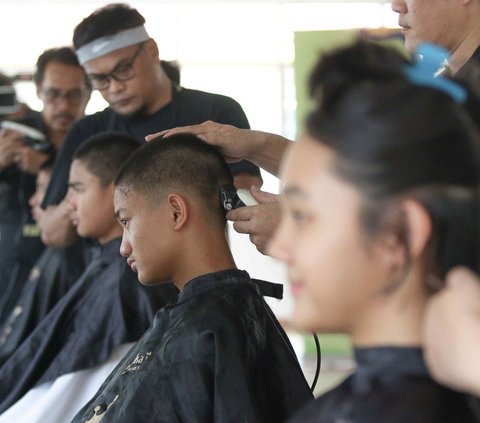 Calon anggota Pasukan Pengibar Bendera Pusaka (Paskibraka) melakukan prosesi potong rambut saat pemusatan Pendidikan dan Pelatihan (Diklat) Anggota Paskibraka 2024 di Jakarta, Minggu (14/7/2024). Sebanyak 76 orang perwakilan dari 38 provinsi di Indonesia mengikuti diklat sebagai anggota Paskibraka yang akan bertugas dalam Upacara HUT ke-79 Kemerdekaan RI di IKN Nusantara. Foto: Liputan6.com/Herman Zakharia