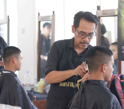 FOTO: Intip Prosesi Potong Rambut Calon Anggota Paskibraka Jelang Upacara HUT RI di IKN Nusantara