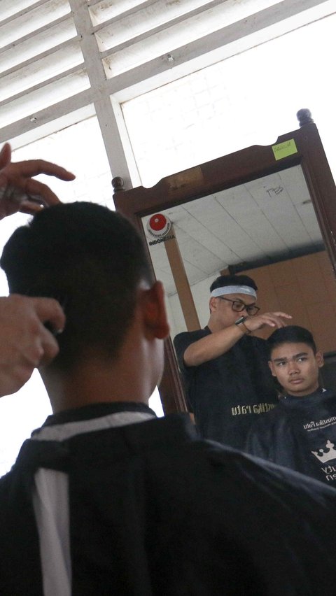 Di sela latihan tersebut, para calon anggota Paskibraka ini juga mengikuti prosesi potong rambut. Foto: Liputan6.com/Herman Zakharia