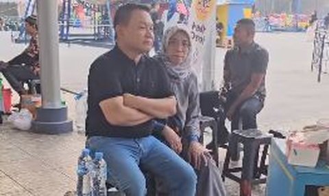 Gaya Santai Mantan Kasad, Jajan Kerak Telor di PRJ Didampingi Istri Tercinta