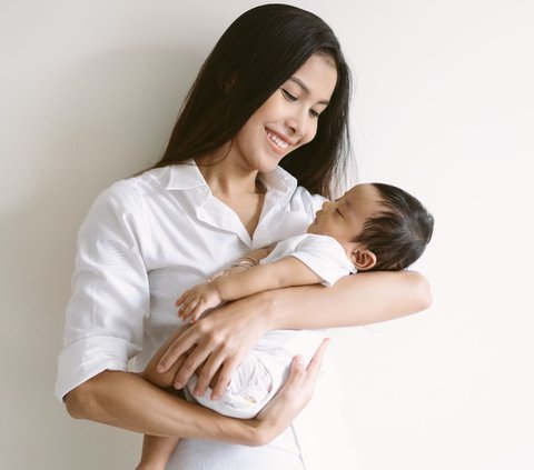 Experiencing Baby Blues, Psychologists Still Advise Mothers to Try Giving Breast Milk to Babies