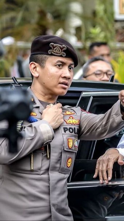 Potret terbaru Kompol Syarif dengan beberapa Capaja ini sontak mencuri perhatian publik. Berbagai komentar pun membanjiri unggahan tersebut. <br>