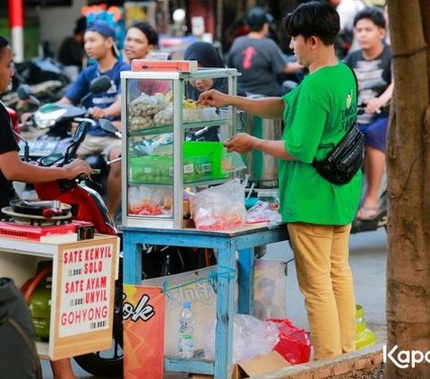 Berubah Signifikan, Ini Sederet Potret Sidik Eduard yang Sepi Job dan Harus Tahan Malu Julan Cilok -Pendapatan Perhari Jadi Sorotan