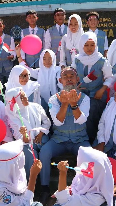 Kata-Kata Menyentuh Orang Tua saat Antar Anak di Hari Pertama Sekolah Bikin Terenyuh <br>