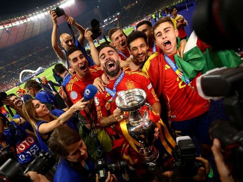 FOTO: Pesta Spanyol Rayakan Juara Euro 2024, Euforia Tim Asuhan Luis de la Fuente Meluap-Luap Angkat Trofi